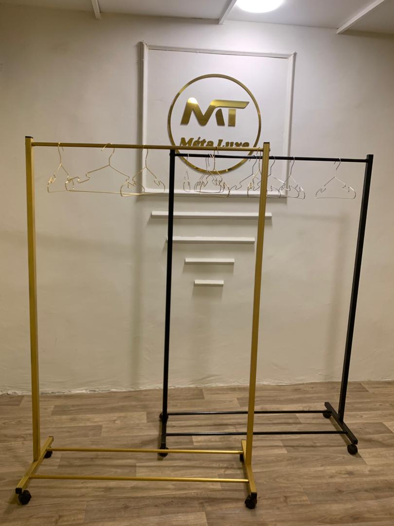 رف تنظيم الملابس العصري