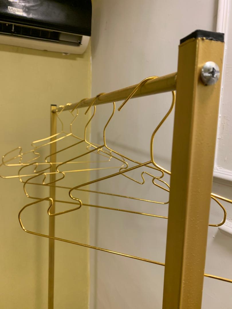 رف تنظيم الملابس العصري