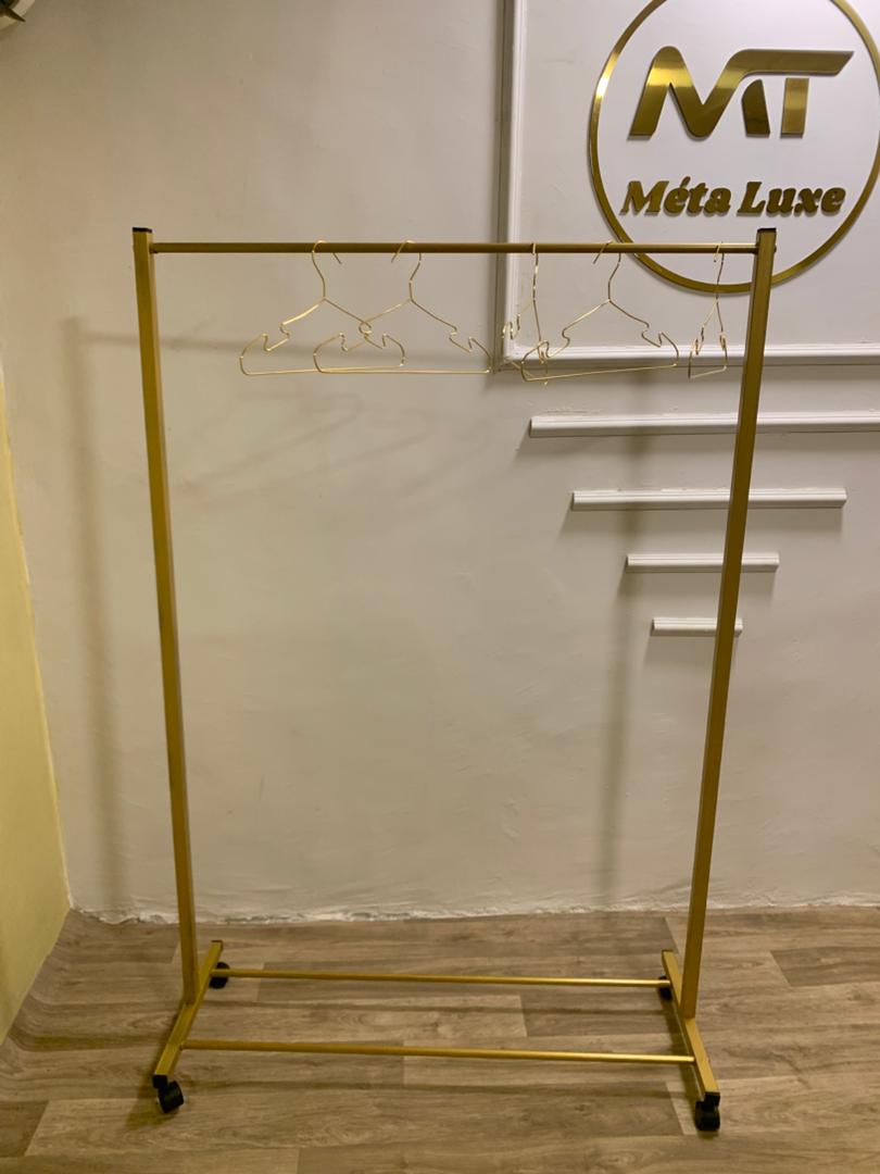 رف تنظيم الملابس العصري