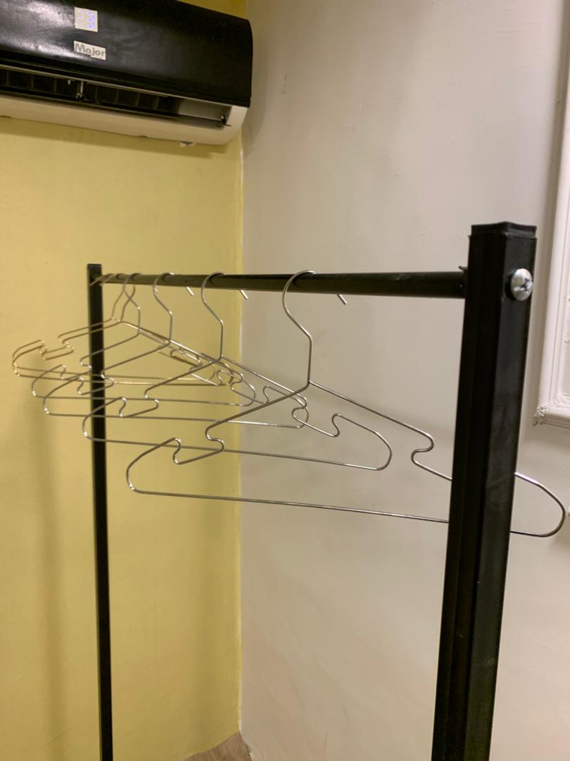 رف تنظيم الملابس العصري